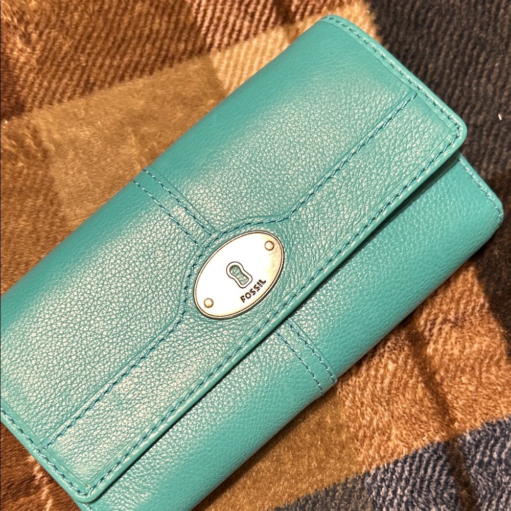 🦋 Fossil Teal Keyhole Wallet